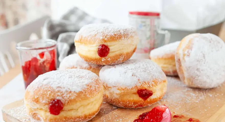 Frisch gebackene Krapfen im Airfryer, mit Puderzucker bestäubt und leckerer Marmelade gefüllt.
