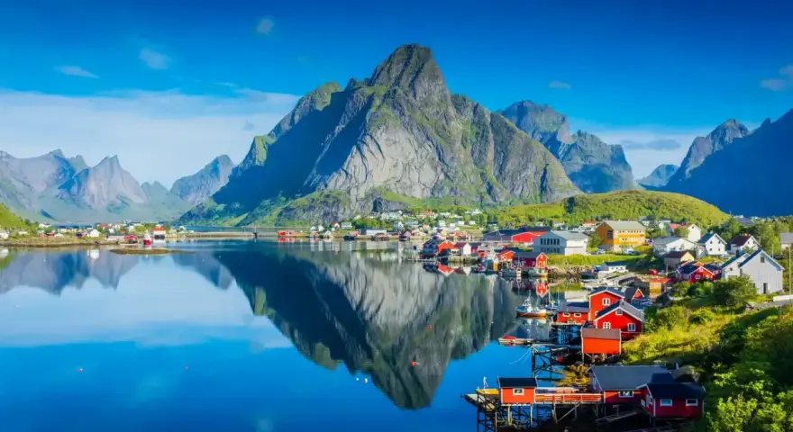 Malownicze fiordy i kolorowe domki rybackie w Norwegii. Idealne miejsce, by zastanowić się, gdzie na wakacje.