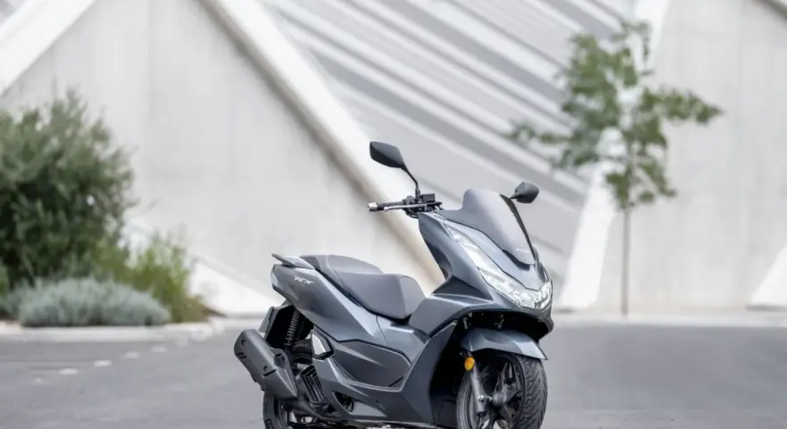 Szary skuter Honda PCX 125. Choć popularny, warto znać jego wady przed zakupem.