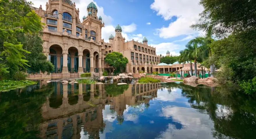 Majestatyczny hotel w Sun City, RPA, z basenem i palmami.