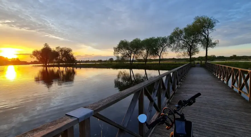 Zachód słońca nad jeziorem, drewniana promenada augustów zaprasza na spacer.