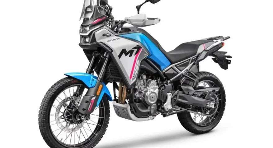 Moto da avventura CFMOTO MT 450, con livrea blu e grigia, pronta per sfidare le KTM su ogni terreno.