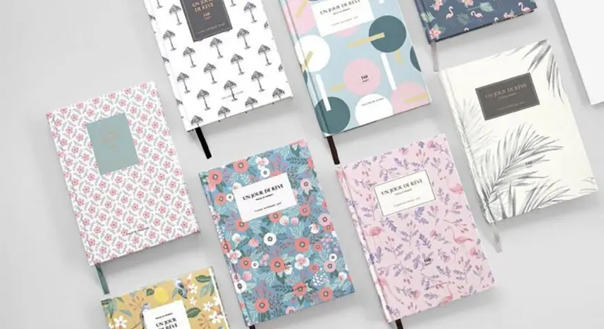Variedad de tipos de cuadernos con diseños florales, de flamencos y abstractos.