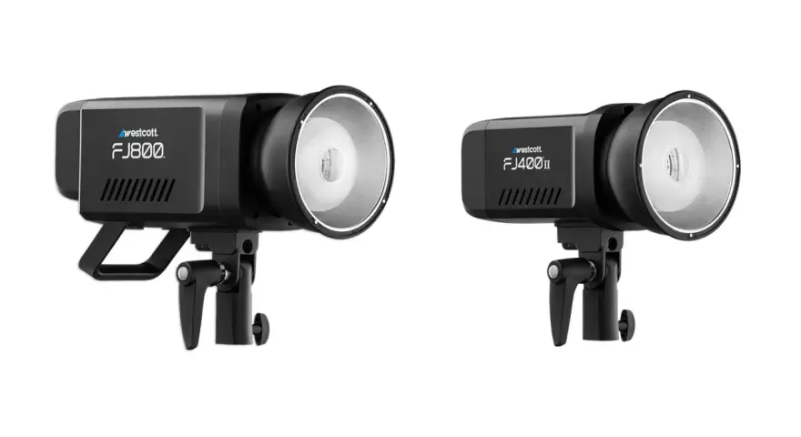Dwa czarne lampy studyjne Westcott FJ800 i FJ400II na statywach, gotowe do sesji zdjęciowej.