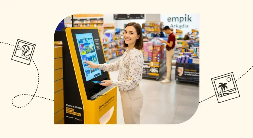 Uśmiechnięta kobieta korzysta z kiosku Empik, by wydrukować zdjęcia. Prosty sposób na zachowanie wspomnień.