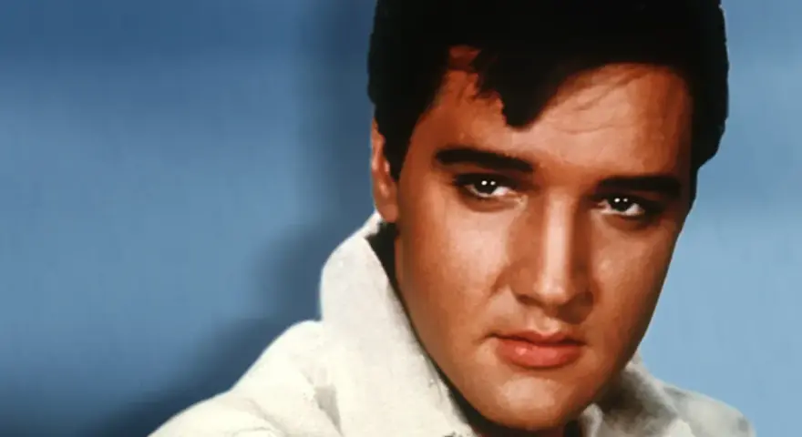 Elvis Presley, mit seinem ikonischen Blick, singt "Love Me Tender".