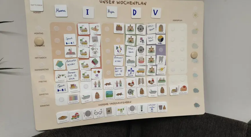 Ein gemeinsamer Kalender App mit Icons für tägliche Aufgaben wie Kindergarten, Sport und Arztbesuche.