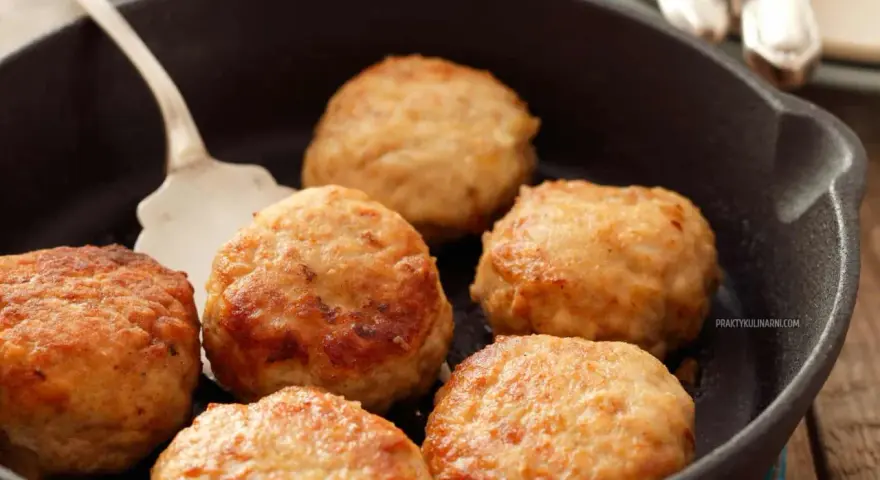 Siedem apetycznych kotletów mielonych, smażonych na patelni. To smak dzieciństwa, czyli kotlety mielone przepis babci.