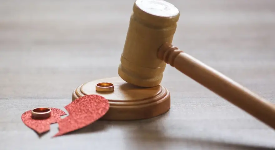 Marteau de juge, cœurs brisés et alliances. Ma femme demande le divorce, quels sont mes droits ?
