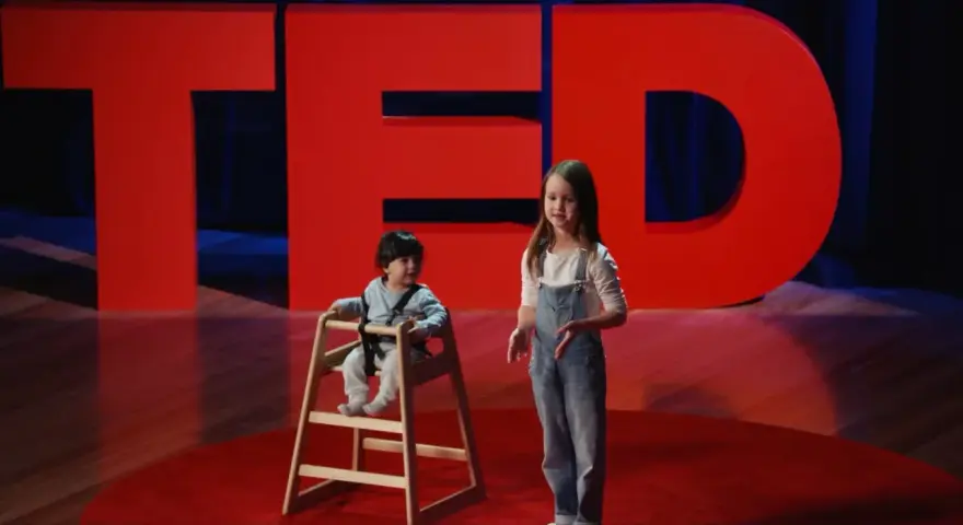 Dziewczynka i chłopiec na scenie TED. Pokazują, co powinien umieć 7 latek, choć jedno z nich jest jeszcze maluszkiem.