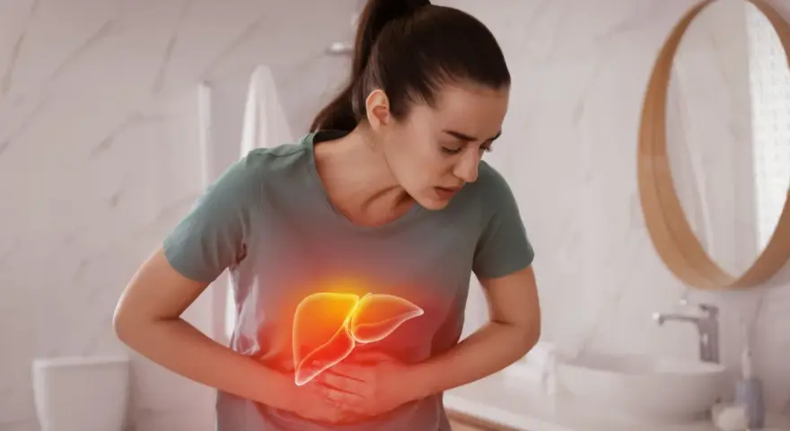 Kobieta trzyma się za brzuch, gdzie widoczna jest podświetlona wątroba. Czy to objaw choroby?