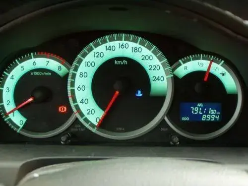 Toyota Avensis T25: Ile paliwa mieści bak? Zasięg i rezerwa