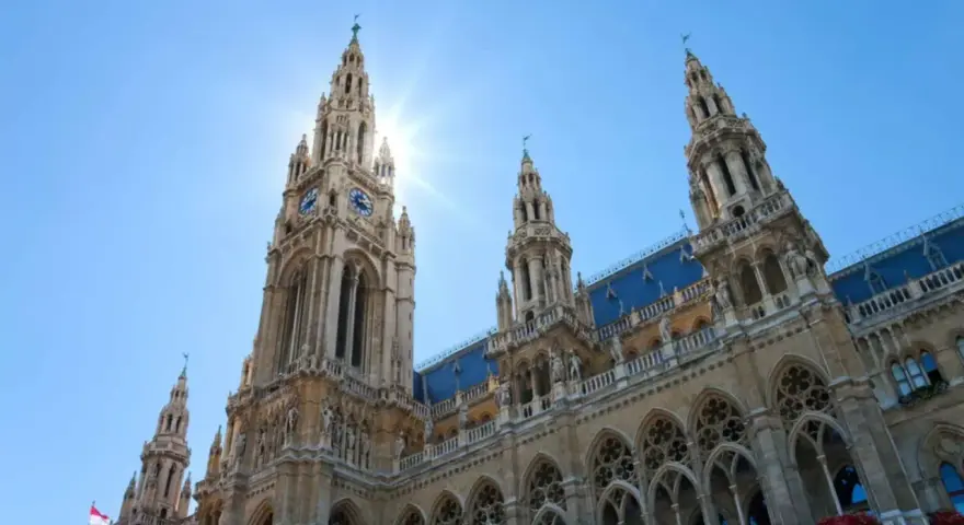 Das Wiener Rathaus im Sonnenschein. Hier kann man viel in Wien machen, z.B. das Rathaus besichtigen.