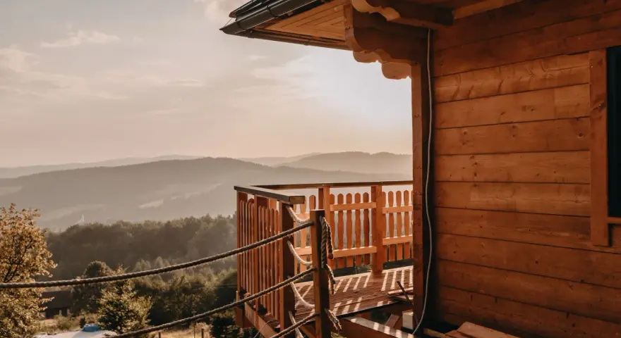 Drewniany domek z widokiem na góry. Idealne miejsce, by nocować w Górach Stołowych.