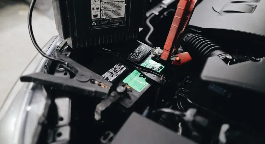 Kiedy prostownik pokazuje, że akumulator jest naładowany? Oto kluczowe wskaźniki