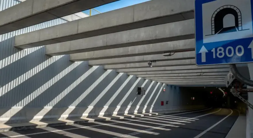 Znak informuje o wjeździe do tunelu o długości 1800m. Czy prom w Świnoujściu jest płatny, tego znak nie zdradza, ale tunel na pewno jest darmowy.