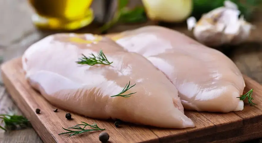 Ile piec filet z kurczaka, aby był soczysty i pełen smaku?
