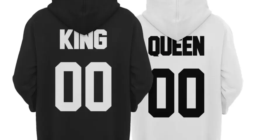 Czarna bluza z napisem KING i biała bluza z napisem QUEEN, obie z numerem 00. Idealne bluzy king queen dla pary.