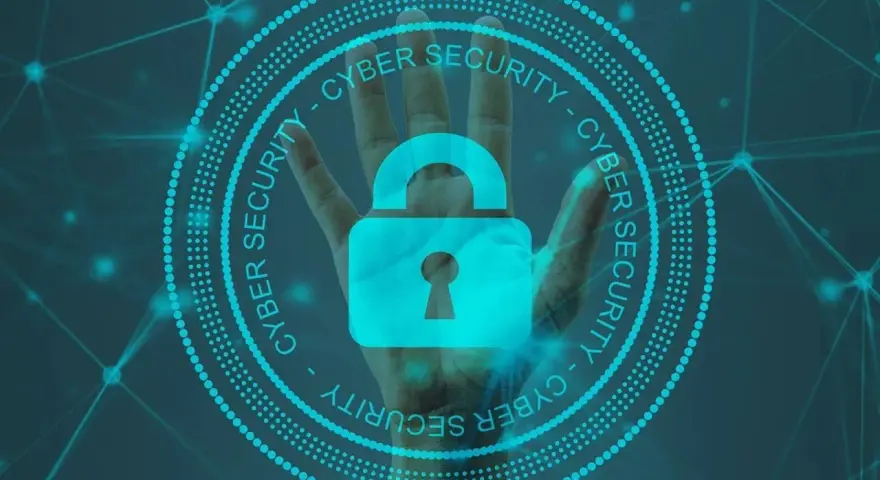 Mano con candado digital y círculo de "CYBER SECURITY". Ideal para quienes buscan los mejores cursos de ciberseguridad.
