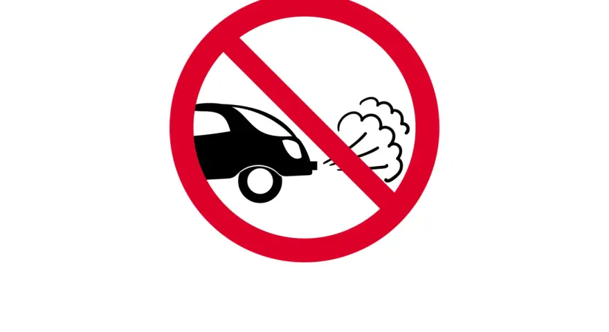 Verkehrszeichen: Motor laufen lassen verboten. Schwarzes Auto mit Abgaswolke, durchgestrichen.