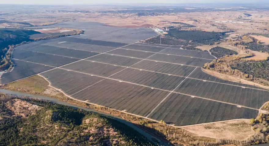 Vasta extensión de paneles solares, demostrando la **importancia de las energías renovables** para el futuro del planeta.