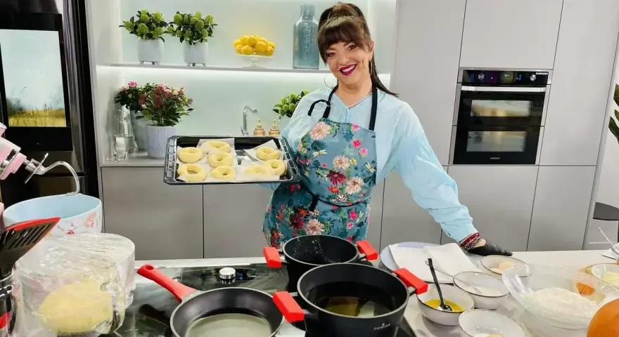 Cristina Catese przygotowuje pączki. Na blacie widać składniki i gotowe ciasto.