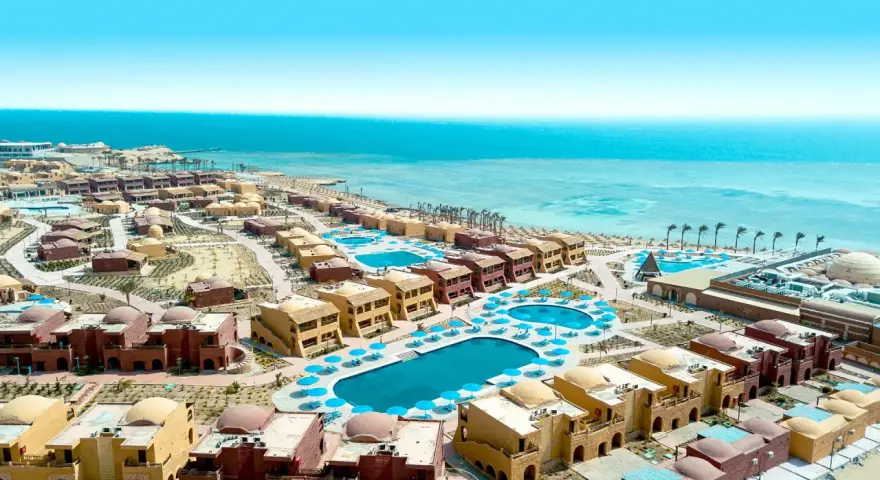 Widok z lotu ptaka na kompleks hotelowy Pickalbatros Marsa Alam z basenami i plażą nad Morzem Czerwonym.