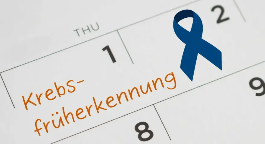 Kalenderblatt mit "Krebsfrüherkennung" und einer blauen Schleife. Wichtig für die Krebsvorsorge Mann.