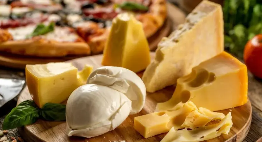 Jaki ser do pizzy? Przewodnik po idealnym smaku i ciągliwości