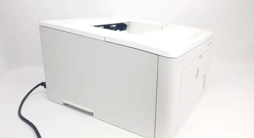 Biała drukarka HP LaserJet Pro M203dn z czarnym kablem zasilającym, gotowa do pracy.
