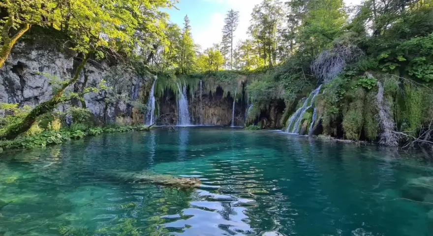 Wodospady i turkusowa woda w Chorwacji. Idealne miejsce, by poczuć naturę i zastanowić się, co robić w Chorwacji.