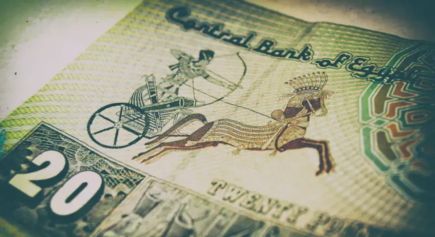 Fragment banknotu z wizerunkiem rydwanu i łucznika. Widoczna cyfra 20 i napis "Twenty Pounds". To jest funt egipski.