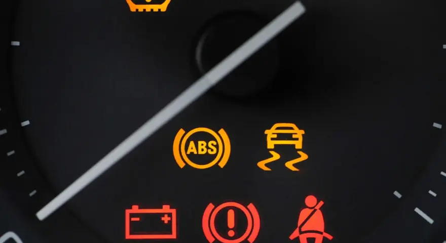 Warnleuchten im Auto: Reifendruck, ABS, ESP, Batterie, Bremsen, Gurt. Das motorsteuerung symbol ist nicht sichtbar.