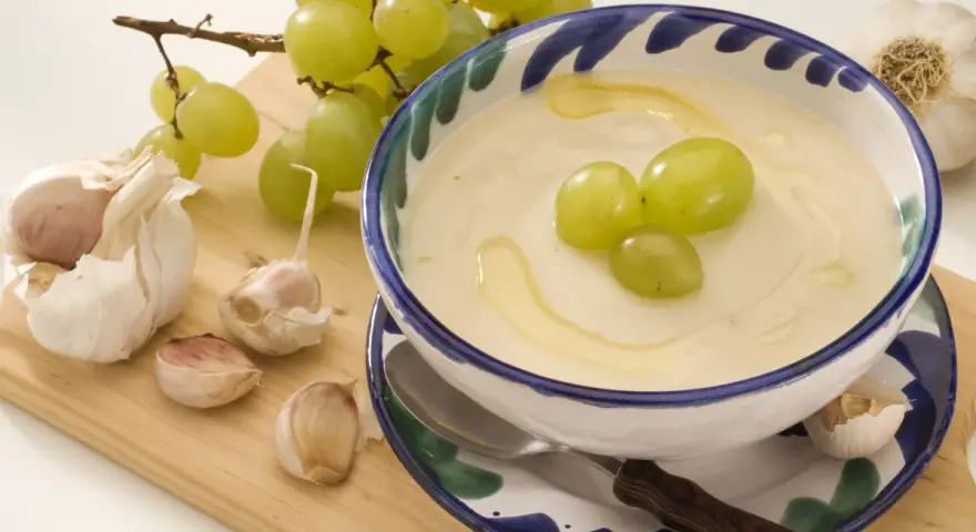 Ajoblanco en cuenco con uvas verdes, ajos y aceite de oliva.