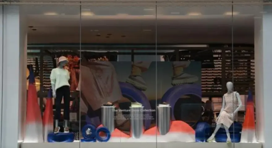 Escaparate con maniquíes y calzado, un ejemplo de visual merchandising creativo.