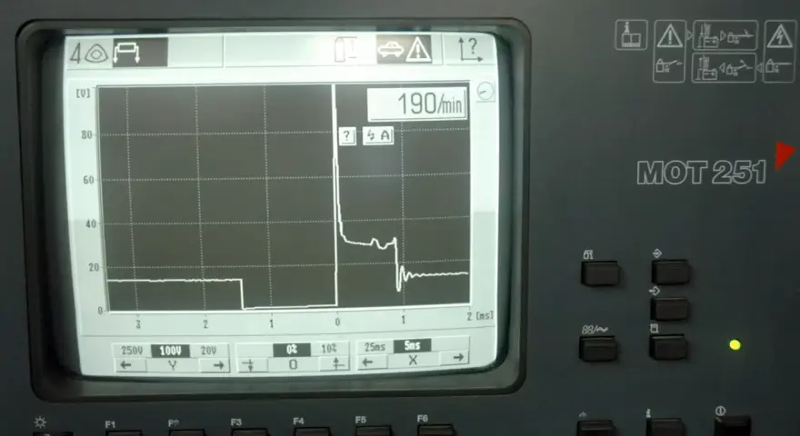 Wykres z MOT 251 pokazuje przebieg napięcia, jak sprawdzić cewkę zapłonową multimetrem. 190/min.
