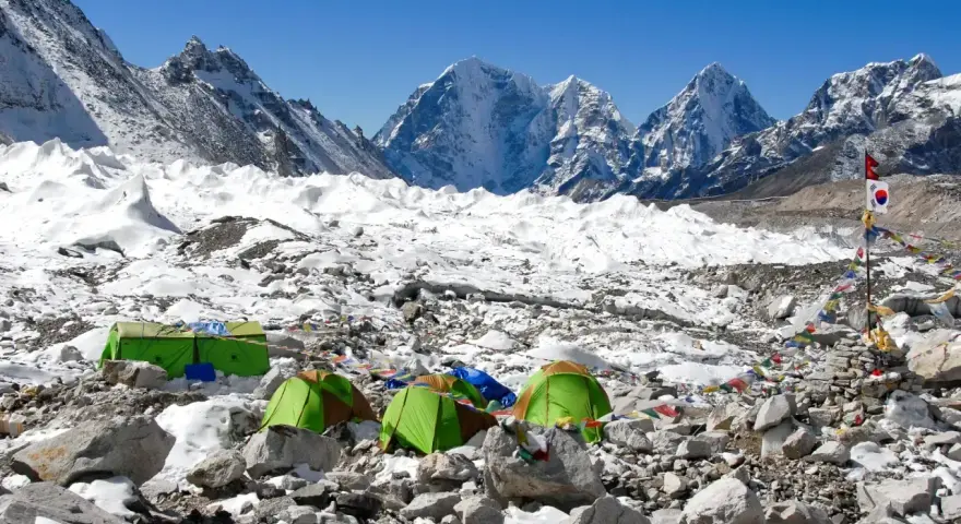 Namiot obozu na Mount Everest, jakby śpiąca królewna czekała na przebudzenie wśród lodowców i ośnieżonych szczytów.