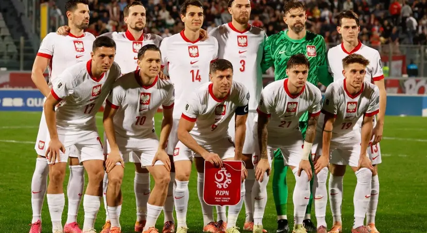 Piłkarze reprezentacji Polski w białych strojach, gotowi do gry. To wszystko o kibicach, którzy ich wspierają!