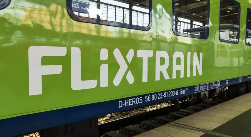 Zielona lokomotywa FlixTrain Polska na torach, gotowa do podróży.