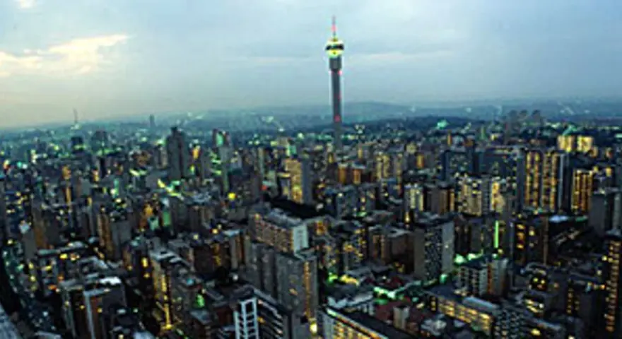Widok na nocne miasto, największe miasto w RPA, z wieżą Hillbrow Tower w tle.