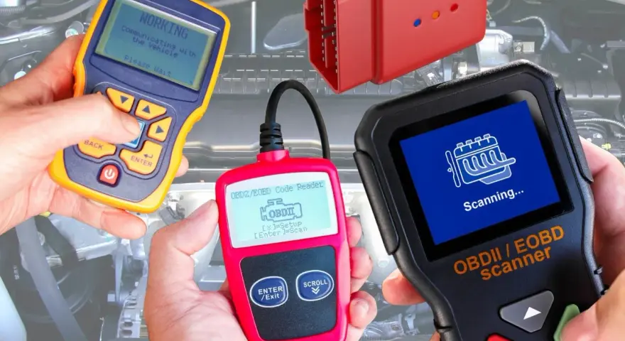 Trzy skanery OBDII w akcji, jeden pokazuje "WORKING", inny "Scanning...", gotowe do diagnozy DTC U0301 Volvo.