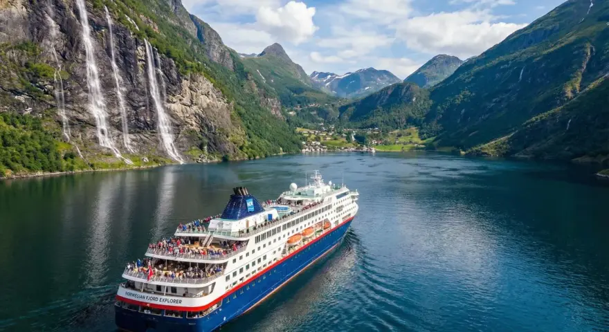 Statek wycieczkowy "Norwegian Fjord Explorer" płynie przez malowniczy fiord. To idealny sposób, by zobaczyć, co można przewieźć do Norwegii – zapierające dech w piersiach krajobrazy!