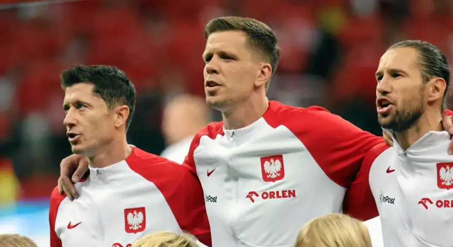 Piłkarze reprezentacji Polski, w tym Lewandowski, w biało-czerwonych strojach. Ich pozycja w rankingach jest ważna dla kibiców.
