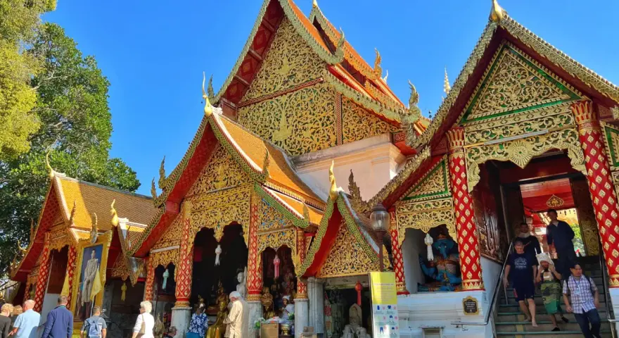 Złote zdobienia świątyni Wat Phra That Doi Suthep, jeden z głównych punktów, które warto zobaczyć w Chiang Mai.