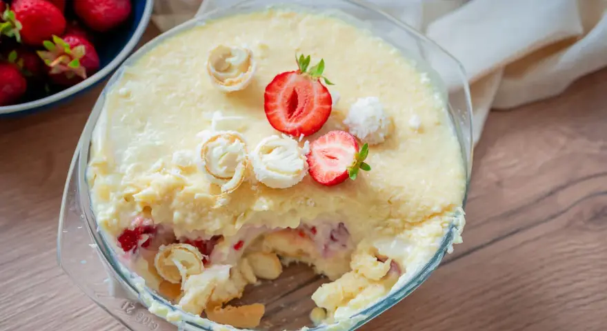 Cremiger Erdbeer-Dessert-Auflauf mit Biskuit und Kokosflocken. Tolle nachtisch ideen für den Sommer!