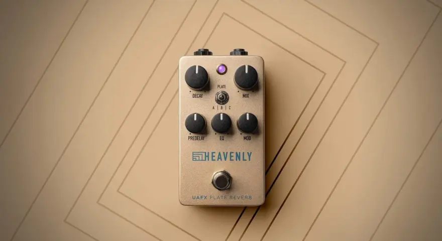 Złoty efekt gitarowy Heavenly UAFX Plate Reverb z pokrętłami Decay, Mix, Predelay, EQ, Mod.