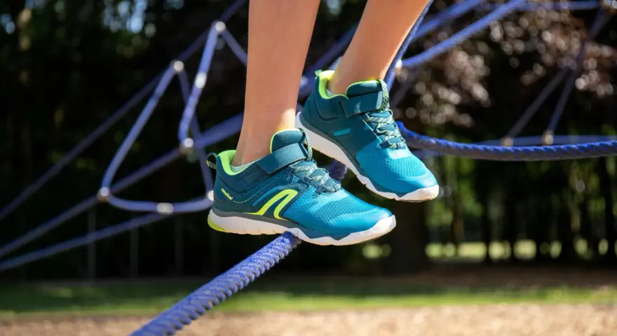 Scarpe sportive blu e verdi con lacci, perfette per l'avventura. Il numero scarpe USA è difficile da determinare senza un riferimento.