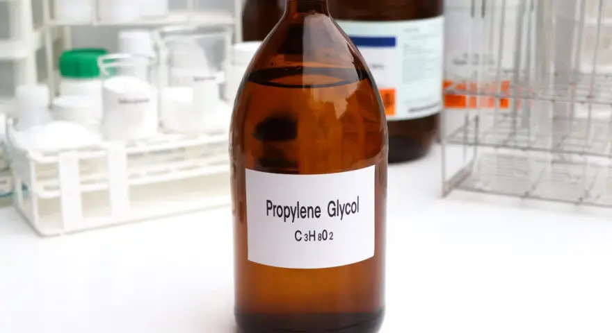 Botella de propilenglicol en laboratorio. Este compuesto, que es el propilenglicol, se usa en diversas aplicaciones.