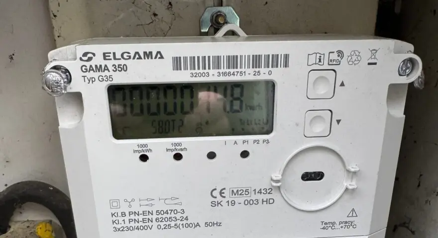 Inteligentny licznik energii elektrycznej Elgama GAMA 350. Wyświetla zużycie 5807.2 kWh.