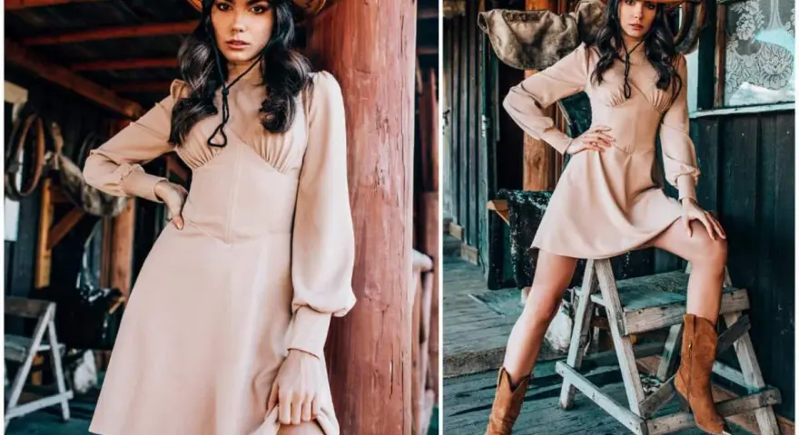 Kobieta w kapeluszu kowbojskim i beżowej sukience prezentuje stylizacje w stylu country. Uzupełniają je brązowe kowbojki.